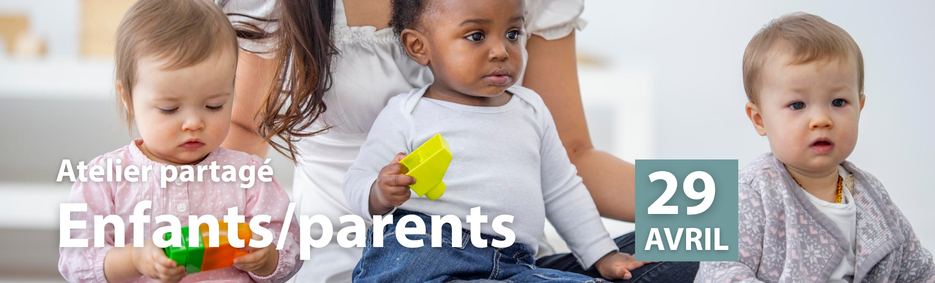 trois bébés qui jouent avec des cubes et une femme se tient assise derrière eux
