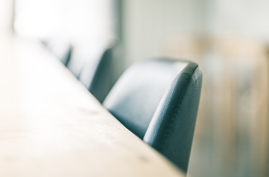 un siège en cuir devant une table