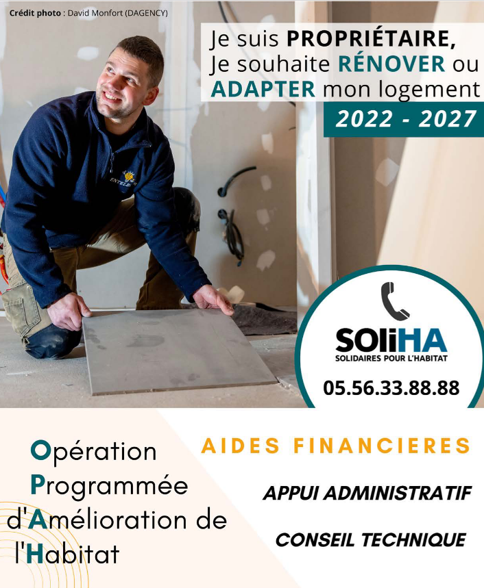 On voit un homme en train de faire des travaux en souriant