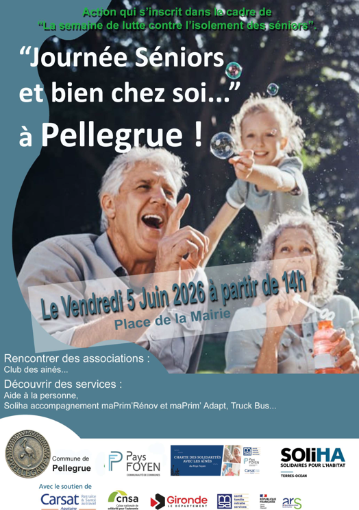 deux grands parents joue avec une petite fille et des bulles de savon