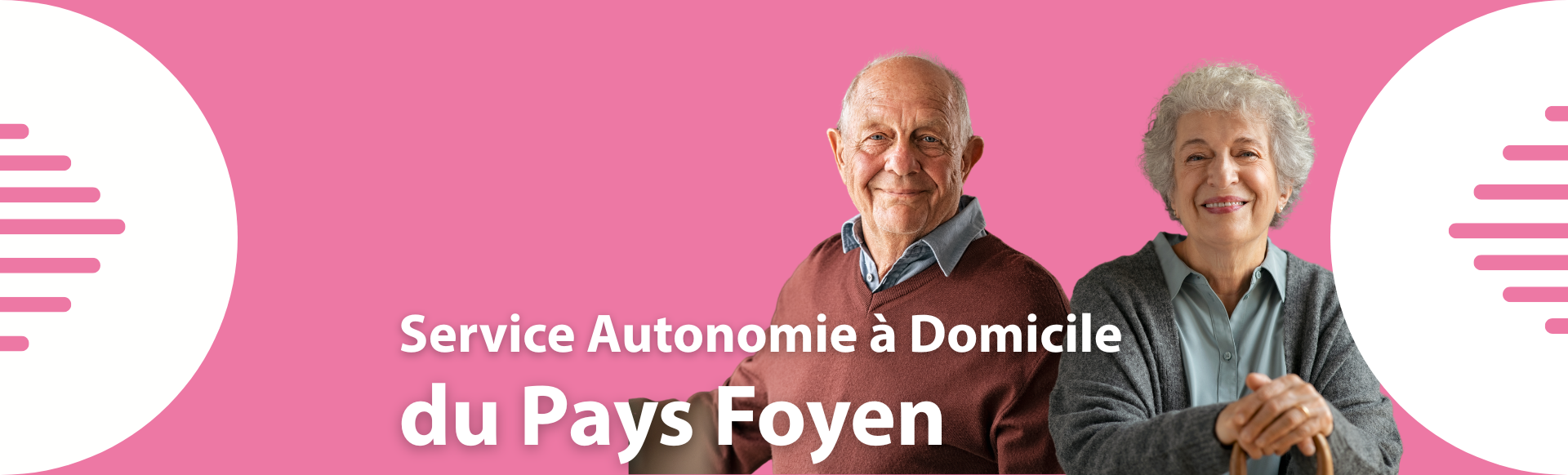 Deux personnes âgées, une femme et un homme nous regardent en souriant.