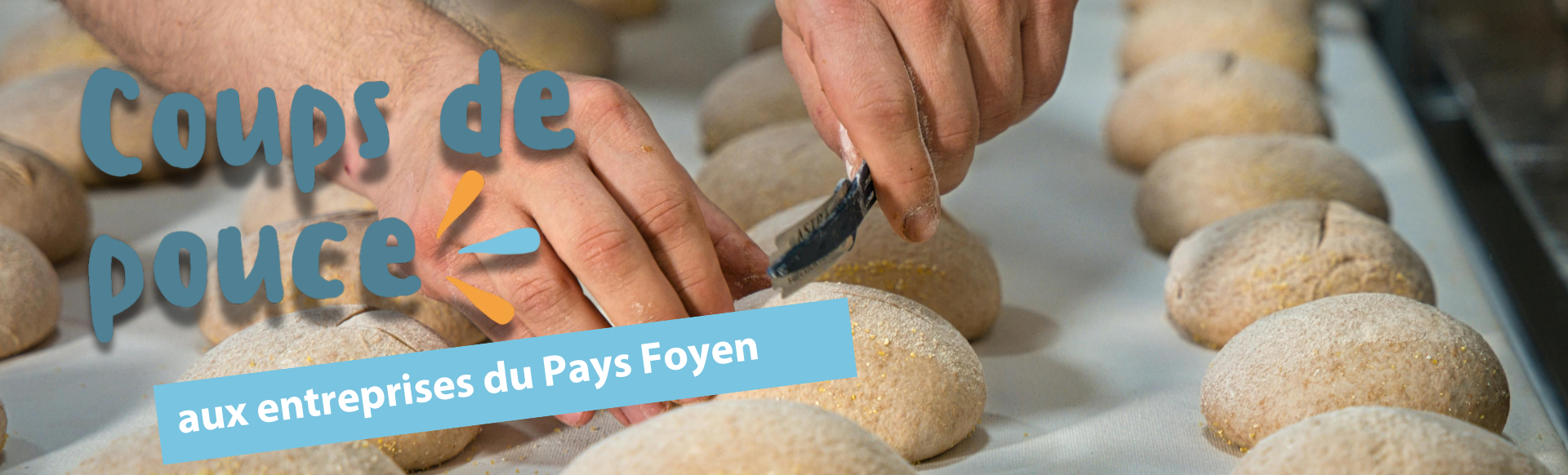 Des mains de boulanger qui façonnent des pains