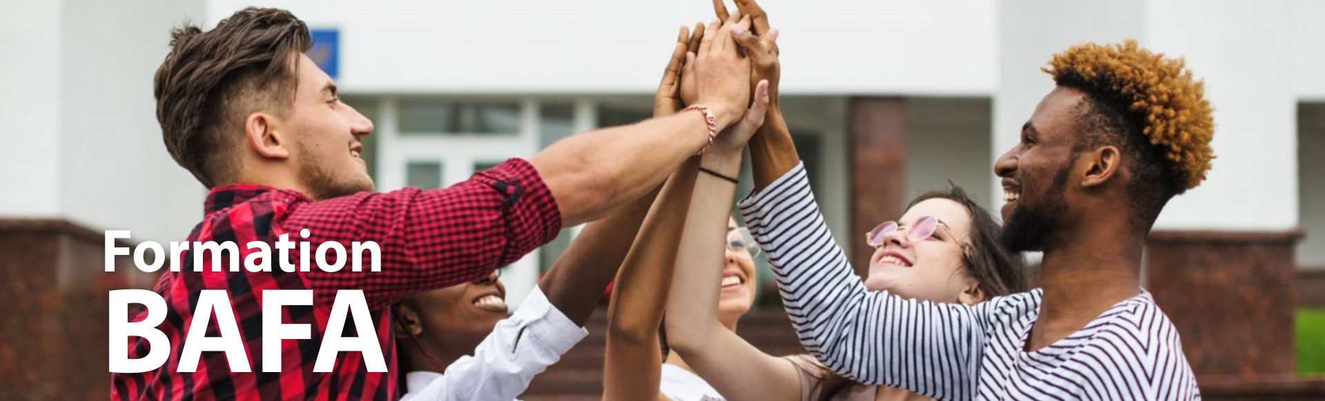 Photo de jeunes qui se tapent dans les mains