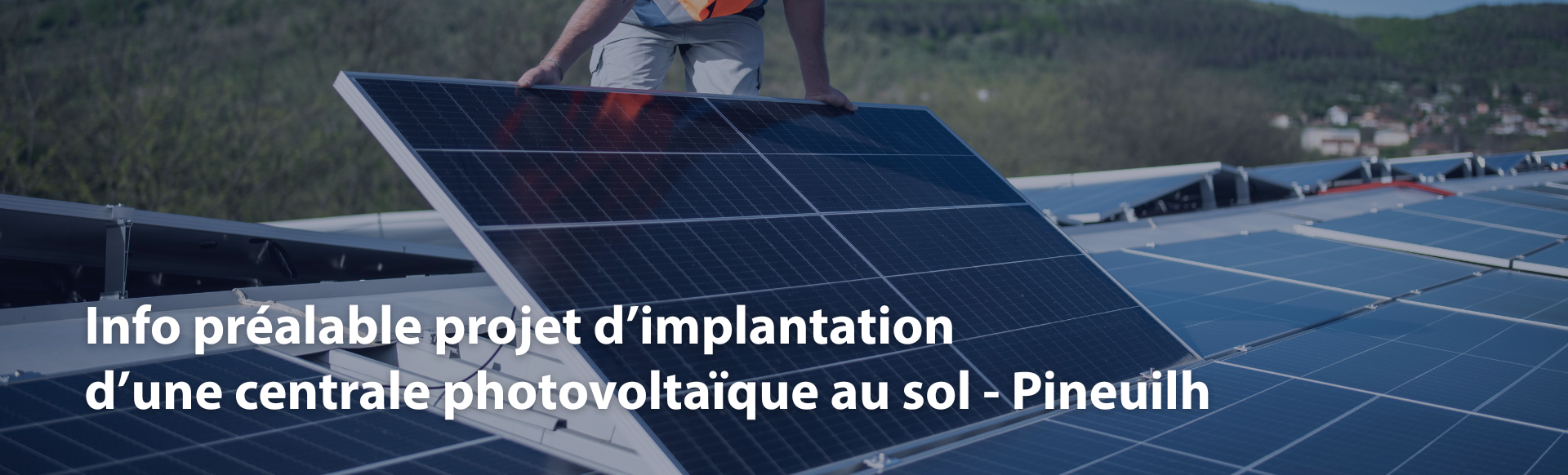 Personne en train de poser des panneaux photovoltaïques