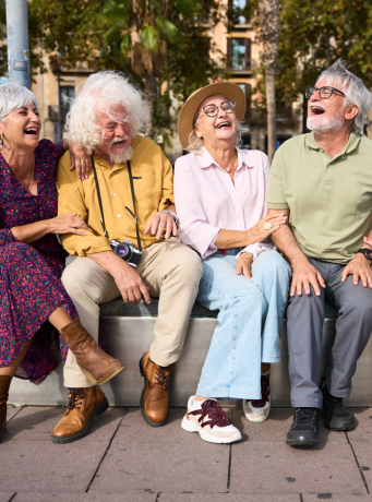 4 seniors sont assis et rient