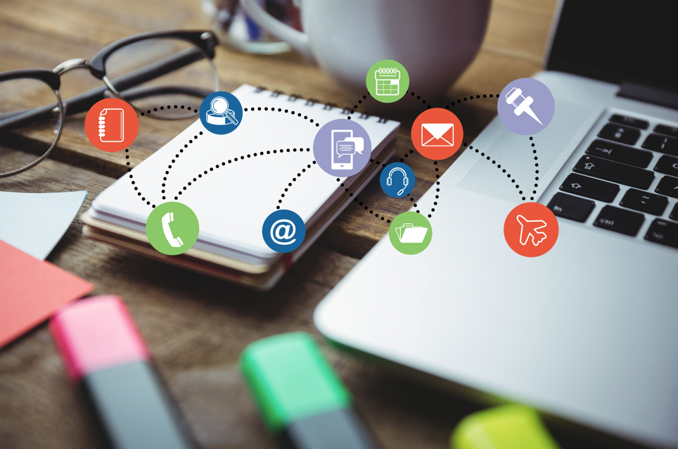 On voit une partie d'un ordinateur portable, positionné sur un bureau, il y a aussi un carnet, 3 stabilos (un rose, un vert et un jaune), des lunettes de vie et une tasse.