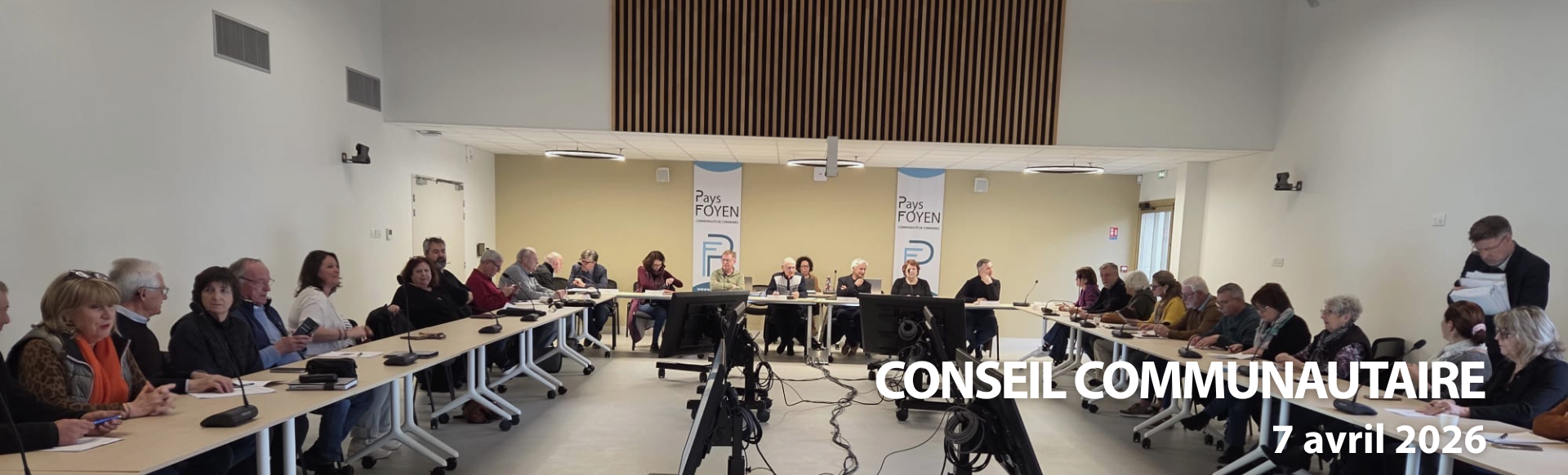 photo des élus communautaires installés en salle du conseil communautaire