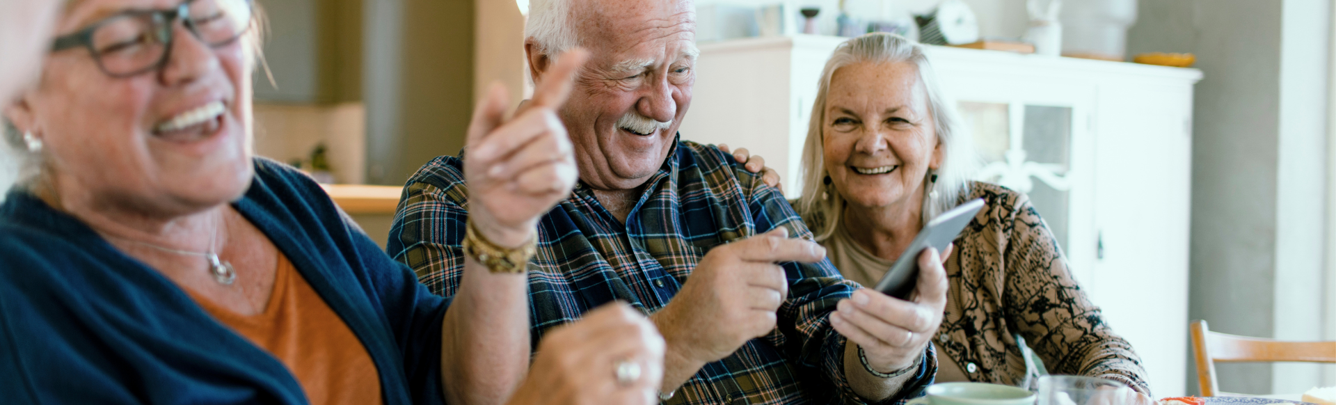 Visuel avec des seniors à tables en train de rire