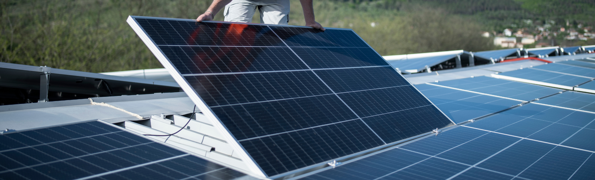 Personne en train de poser des panneaux photovoltaïques