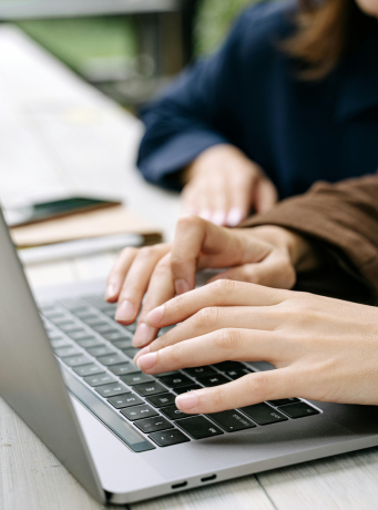 Une main tenant une souris d'ordinateur