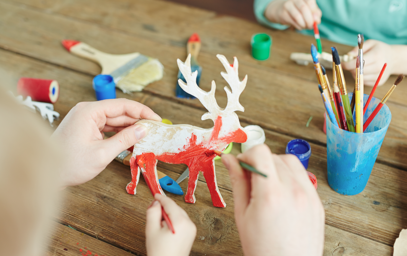 mains d'enfants qui font une activités artistique