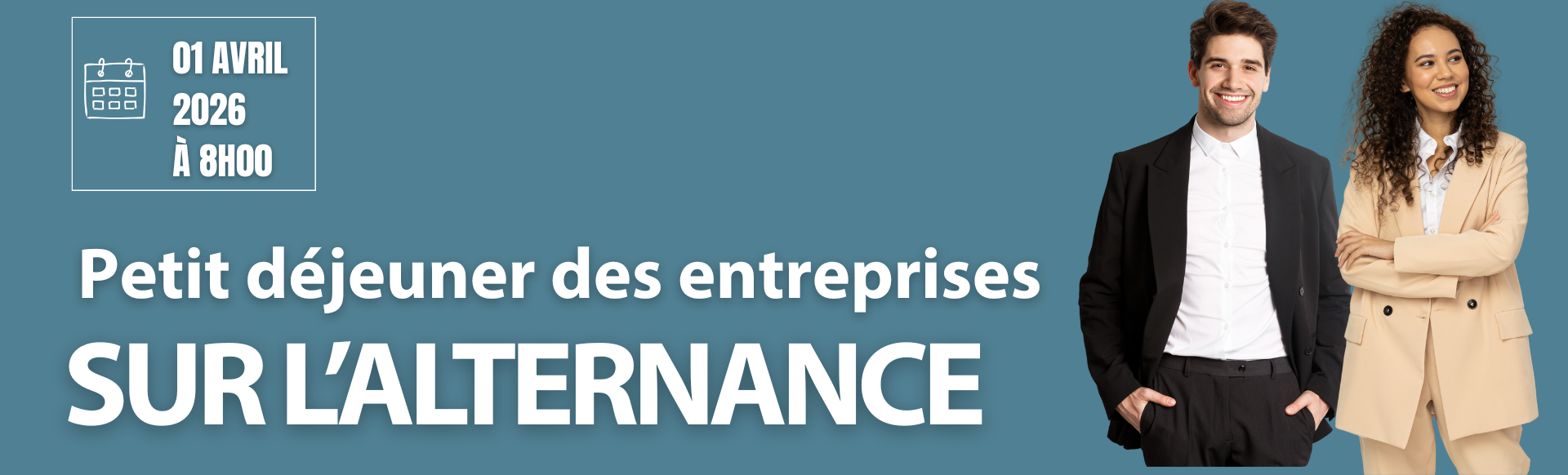 Une femme en costard beige et un homme en costard nous font un sourire