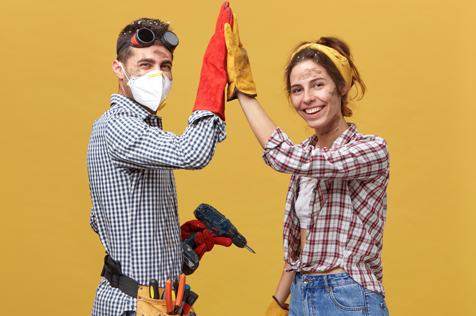 Deux personnes un homme et une femme en tenue pour faire des travaux