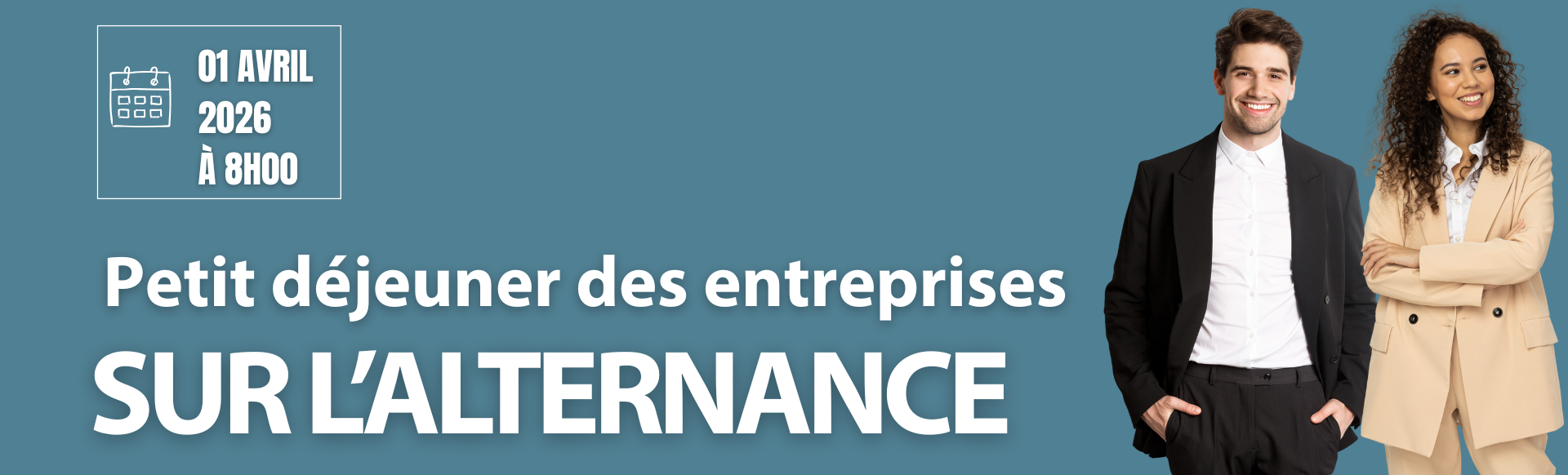Une femme en costard beige et un homme en costard nous font un sourire