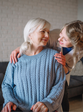 une femme jeune prend soin d'une autre femme plus âgée