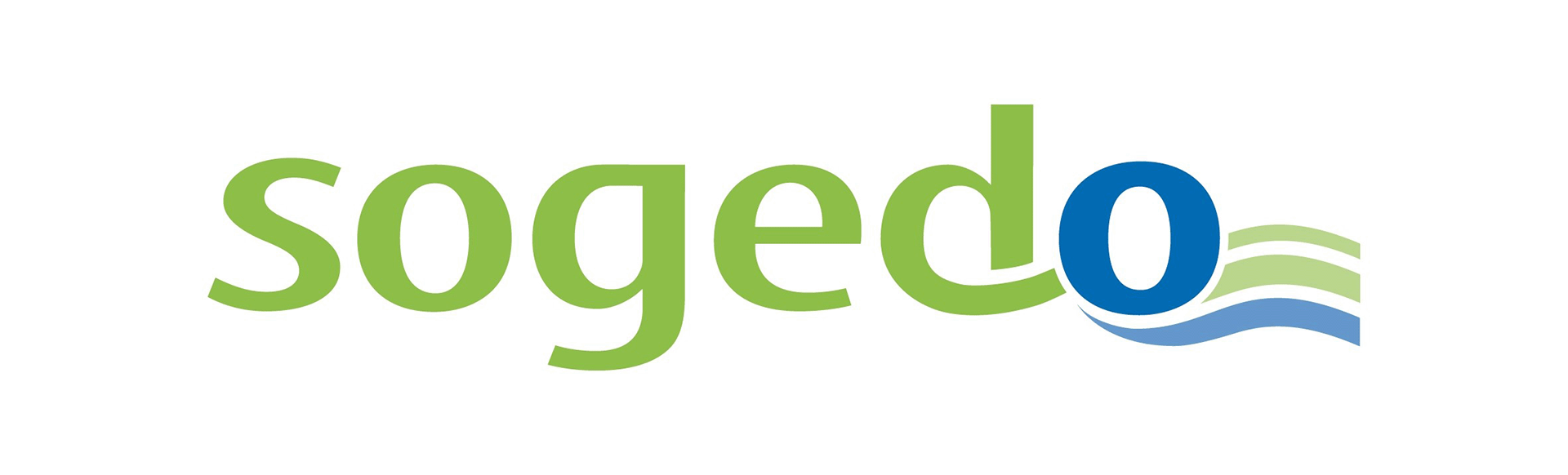 Une main de soignant tient une main de personne âgées installée sur un fauteuil roulant