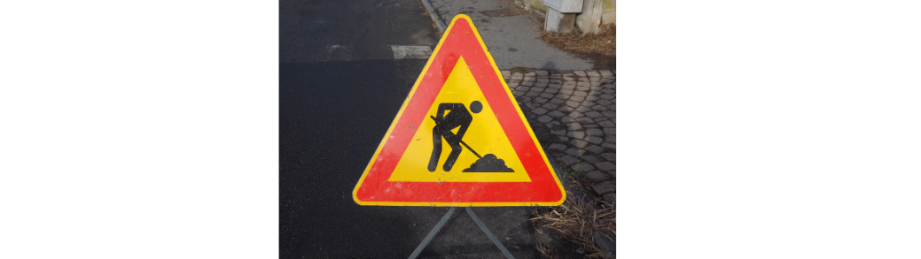 panneau de signalisation indiquant que des travaux sont en cours.